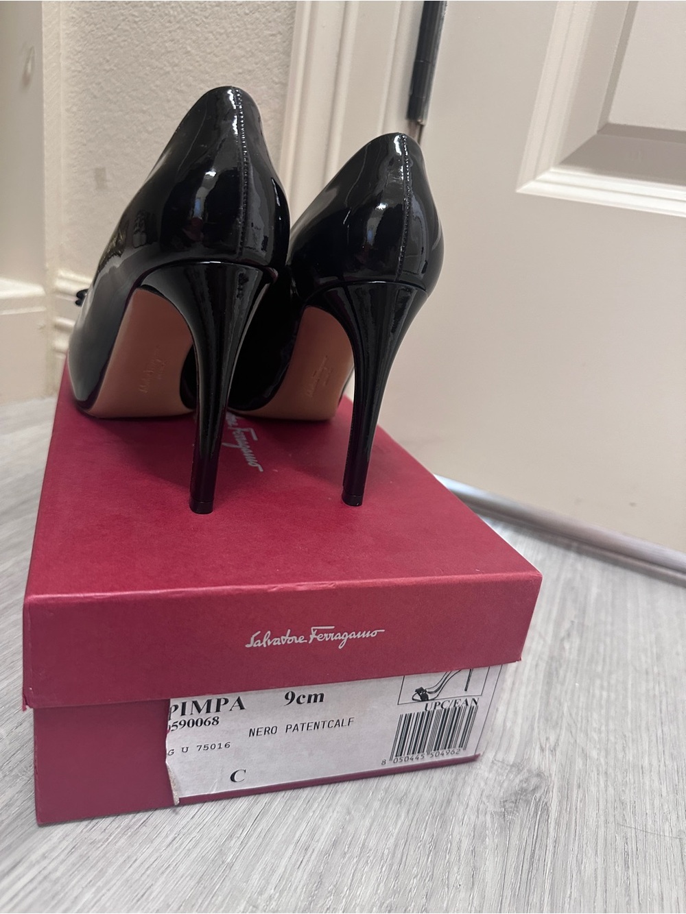 Salvatore Ferragamo Black Patent Vara Bow Pumps with Gold Plate - Picture 4 of 7